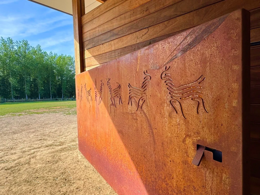 Volledige cortenstalen poort met uitgesneden alpaca‑figuren in authentiek CORTEN‑A staal