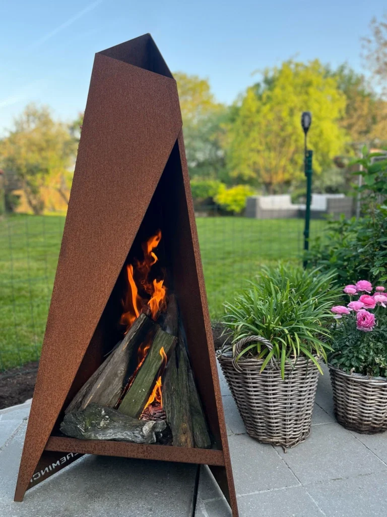 Tipi vuurhaard in authentiek CORTEN‑A staal, compact en stijlvol voor tuin en terras