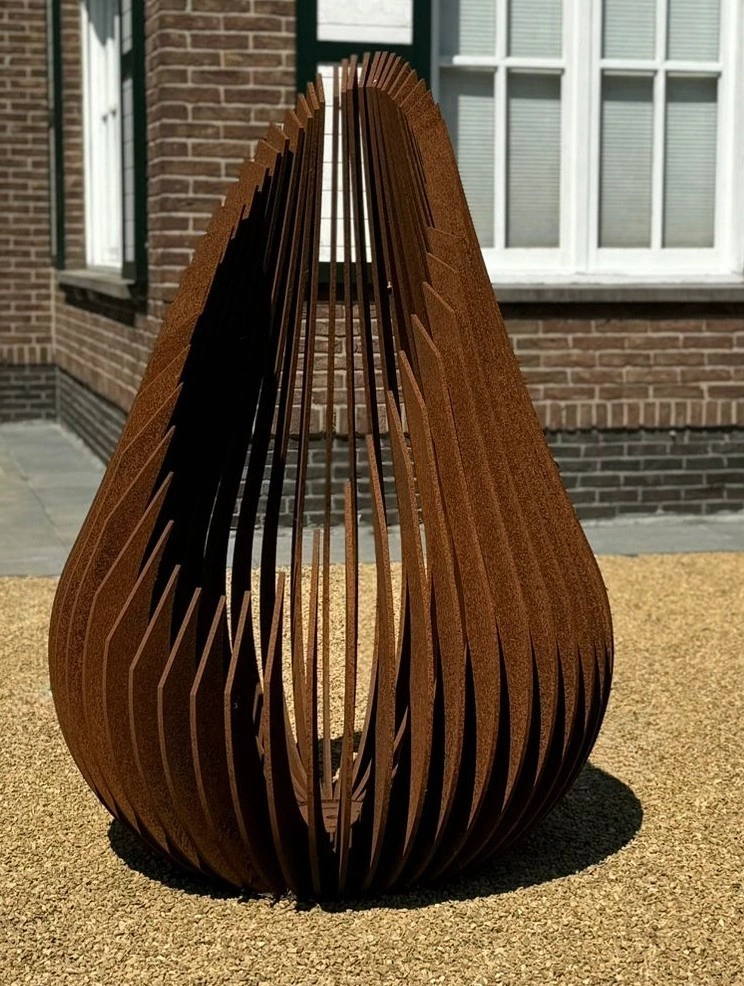 Cortenstaal op maat | Vlaeminck | Druppelvormige vuurkorf in authentiek CORTEN‑A staal, artistiek design voor tuin en terras