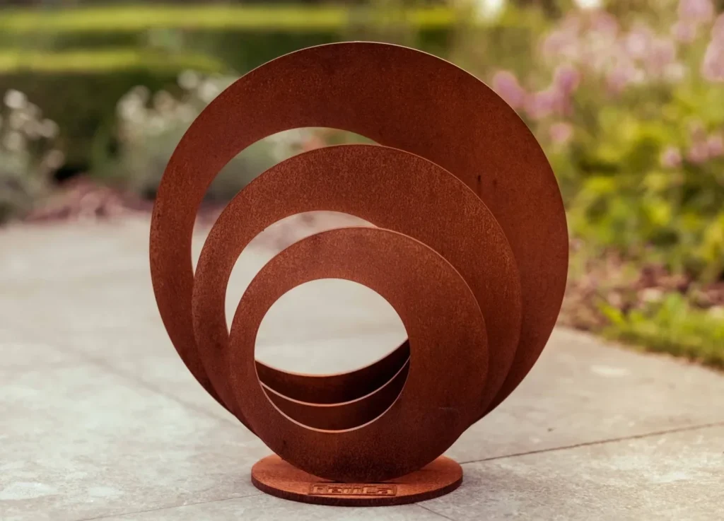 Cortenstalen kunstwerk met drie cirkels in oplopende formaten, modern en geometrisch design
