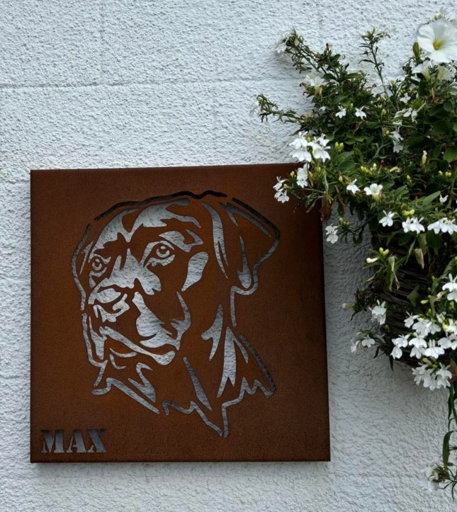 Cortenstalen bord met uitgesneden hondenhoofd in authentiek CORTEN‑A staal