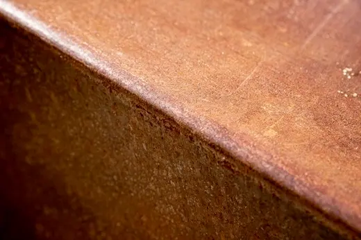 Detail van CORTEN‑A patina met warme roeststructuur